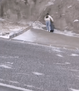 为什么不走这边，有栏杆能抓住