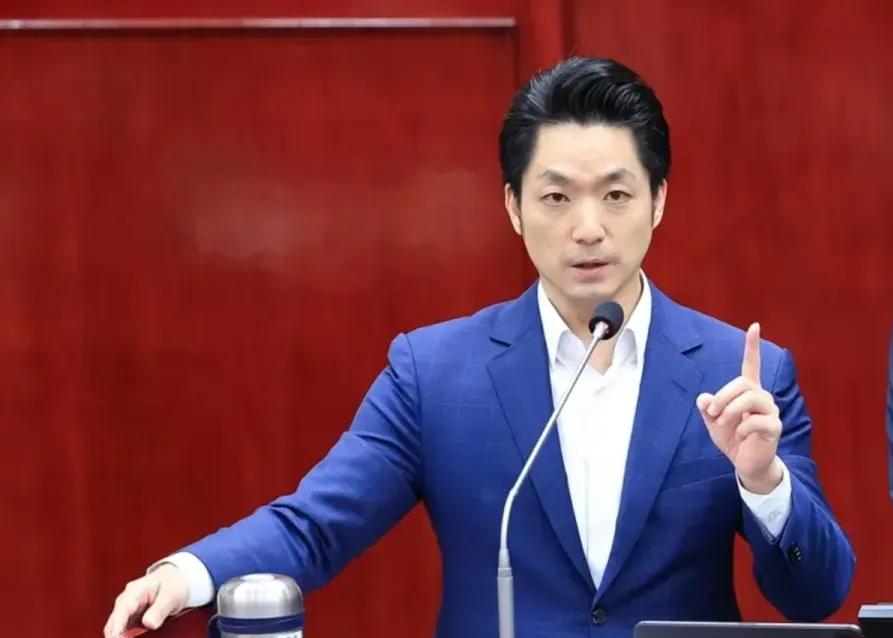 近日，台北市长蒋万安针对郑丽文即将访陆一事，高调喊出了“两岸交流要讲对等尊严”的