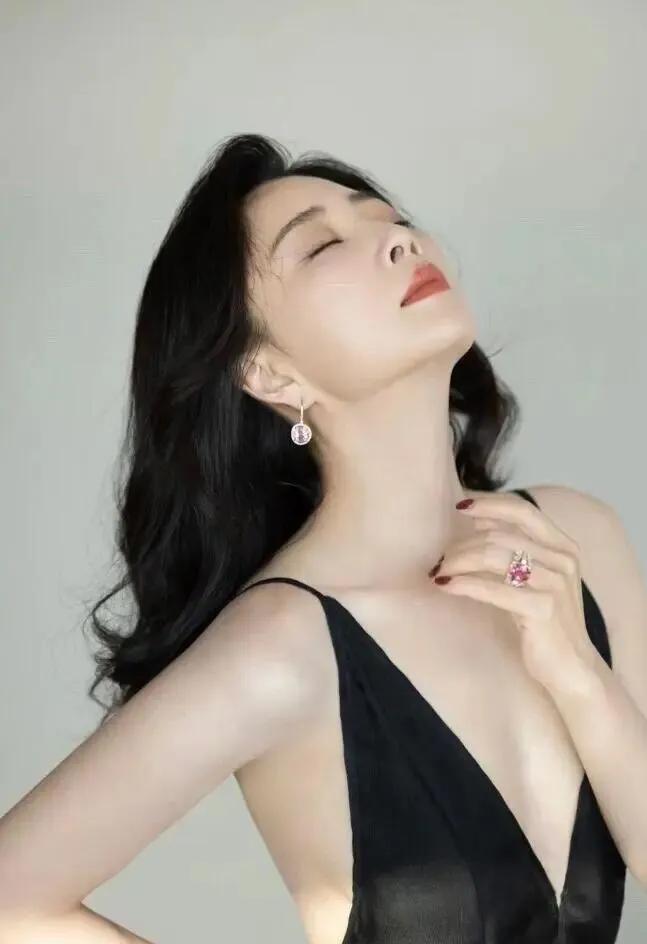 殷桃这状态，是把“成熟女人的性感”焊在骨子里了吧！
 
黑裙+深V，不是刻意露肤
