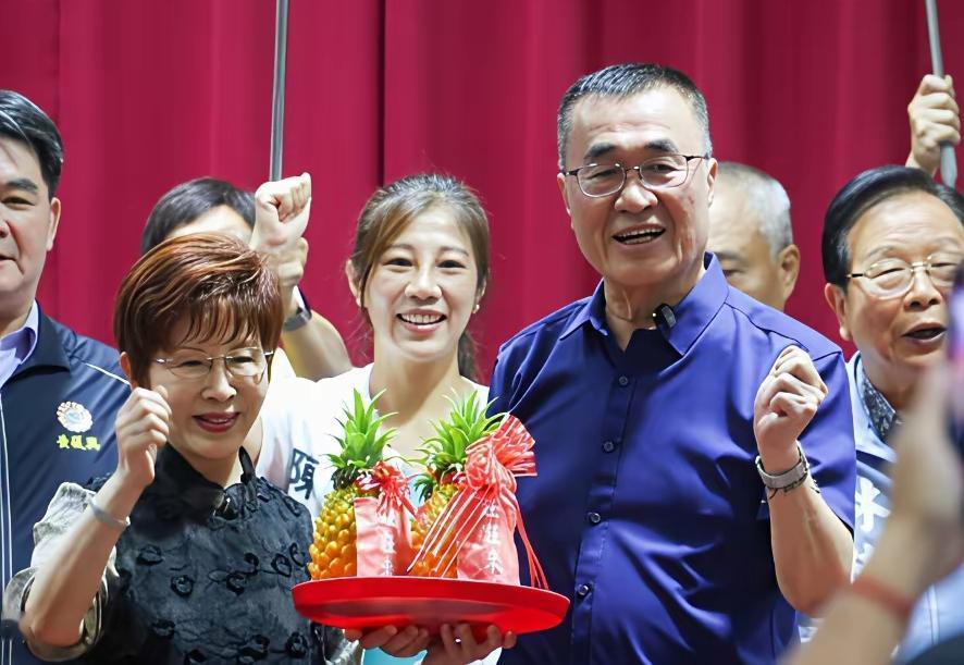 深蓝归位！洪秀柱、季麟连双双现身李四川新北军荣眷后援会成立大会，预味着深蓝归位了