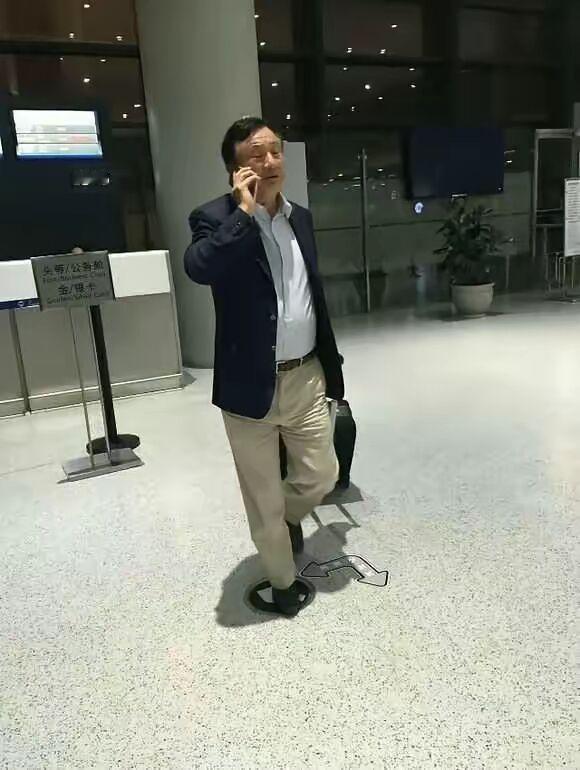 前几年，任老出差被网友拍到。一个人坐地铁、坐飞机、打的。

我想说，任老还是应该