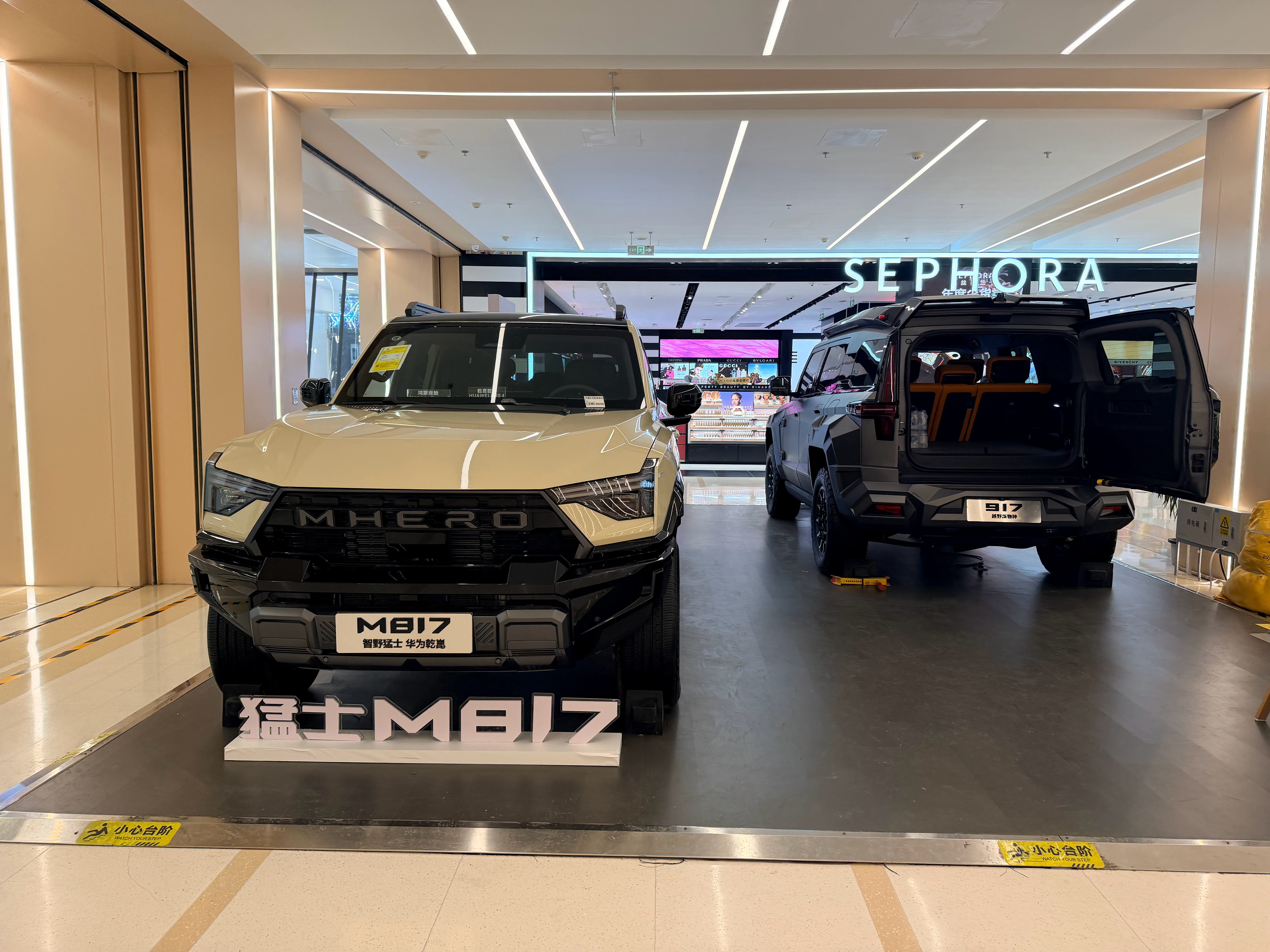 现在很多商场一层都变成了汽车城市店。这台猛士817卖得怎么样？之前在川西试驾过，