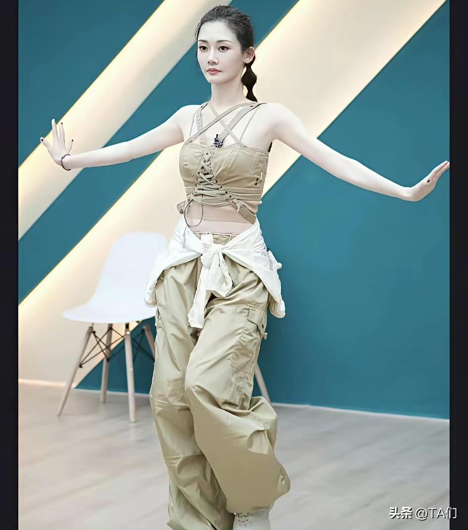 四年生三胎争议不断！苗苗郑恺一家五口度假，状态说明一切

据娱乐媒体报道，郑恺苗