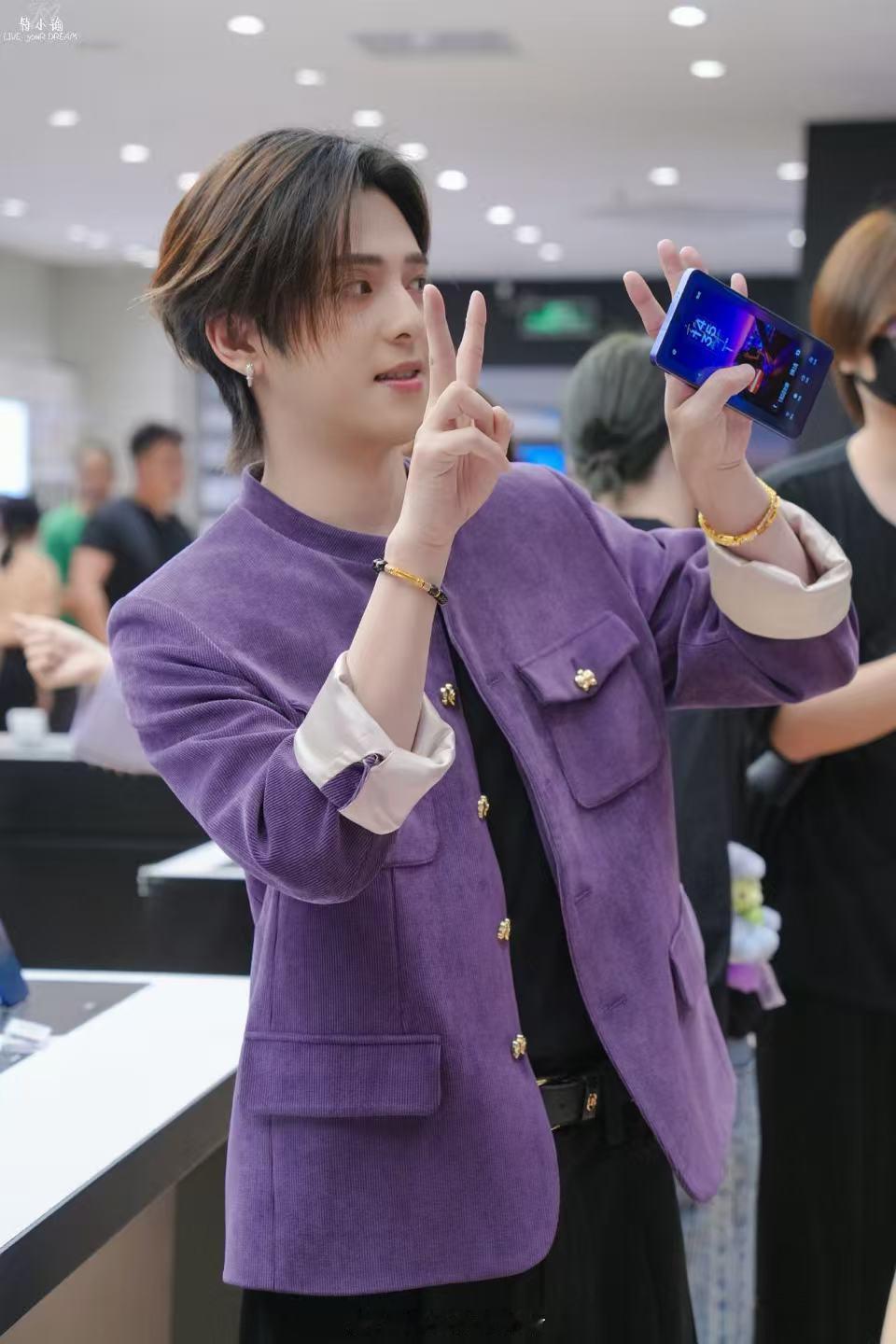 三星门店偶遇明星概率好高 店内打卡惊喜连连，先后偶遇姚琛、符龙飞、哈妮克孜！大家