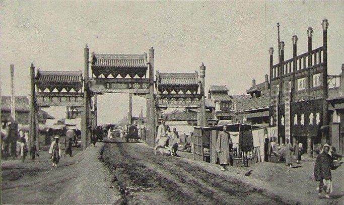 图一相当于站在今天朝内大街上，在东四路口东边，向西拍摄，右侧就是物美超市一带。图