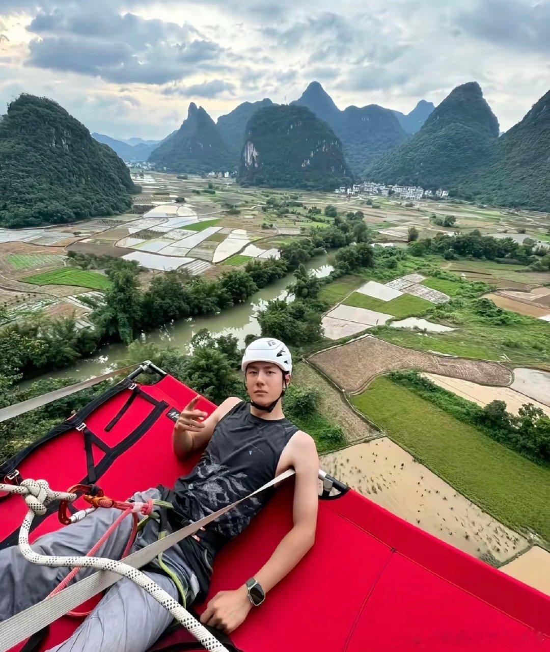 王一博站在还年轻和已成熟的黄金交点上29岁的王一博，未来可期！！继续做你自己 