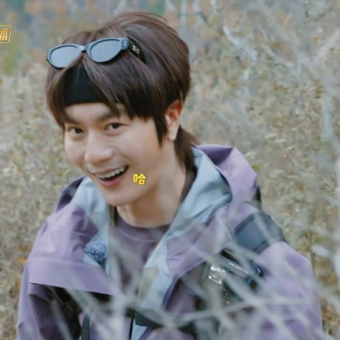 陆虎 前方虎吉记者发来报道陆虎这波直接化身 “好运主播”，在美景里为大家送祝福，