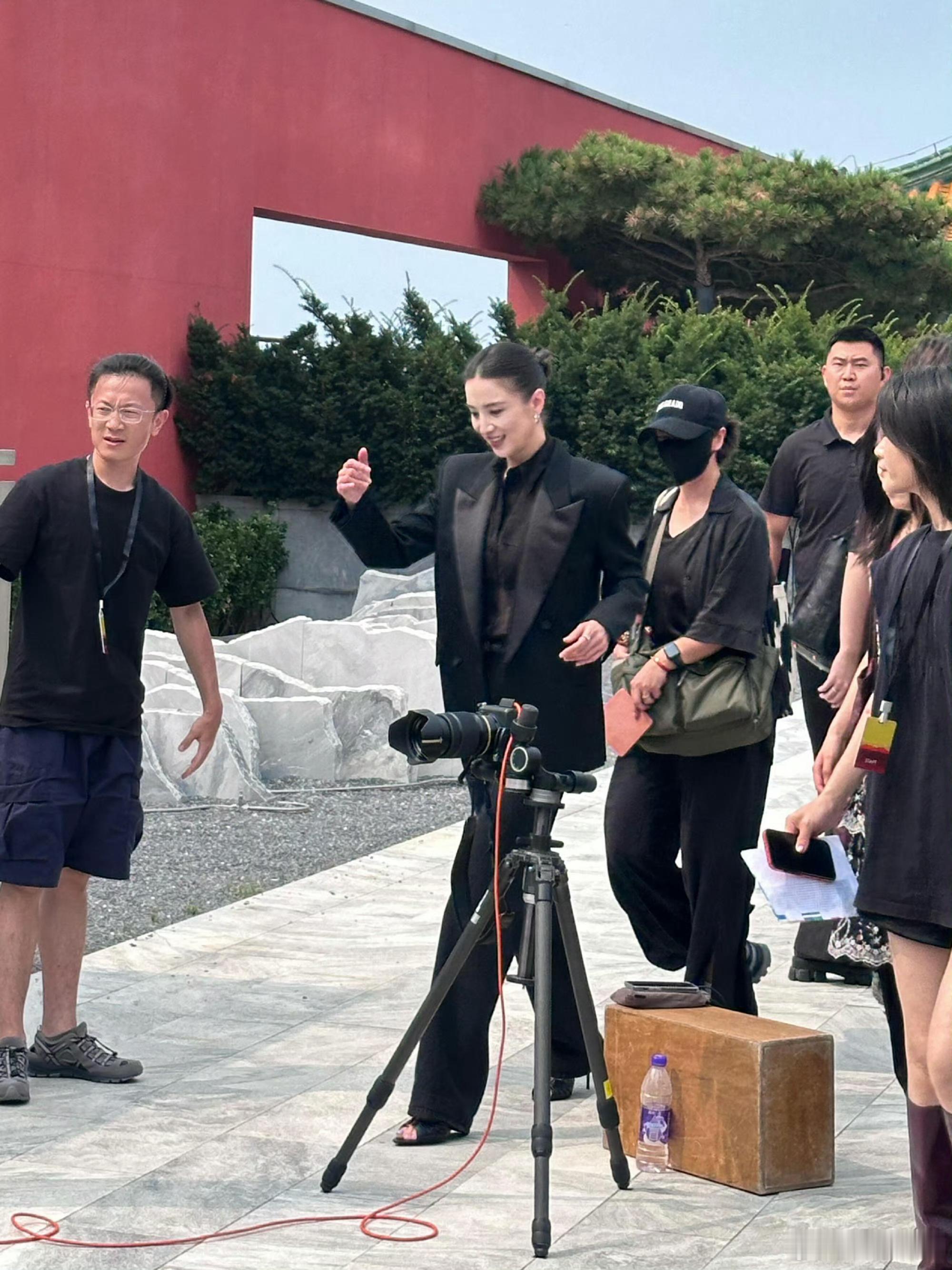 宋佳上城士妆造必有高人指点 宋佳这身妆造是懂气场的！黑西装一穿，两米八气场挡不住