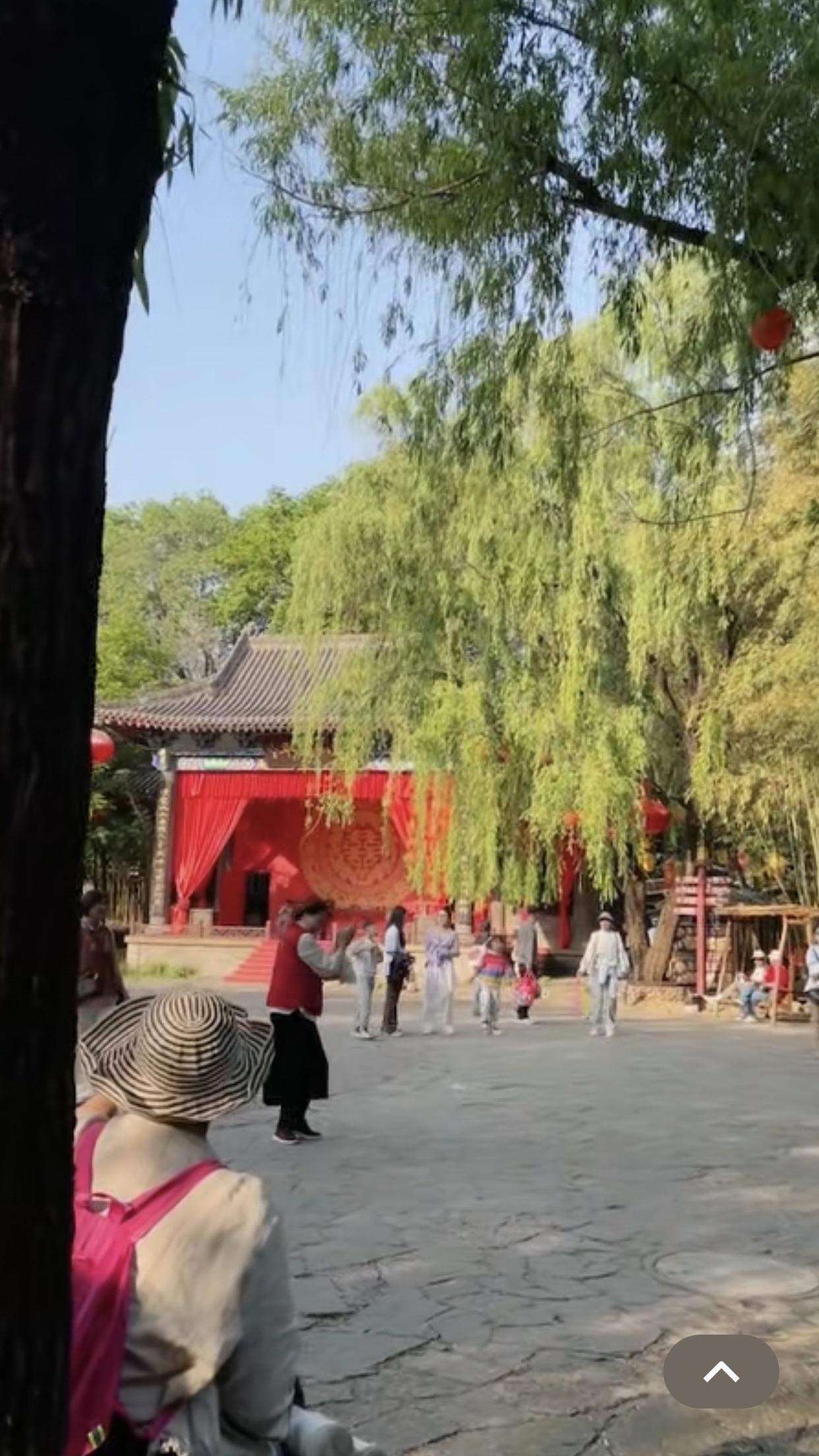 上联：推窗又见桃花雨，诚邀下联我对的下联是，依拦方闻杨柳风。