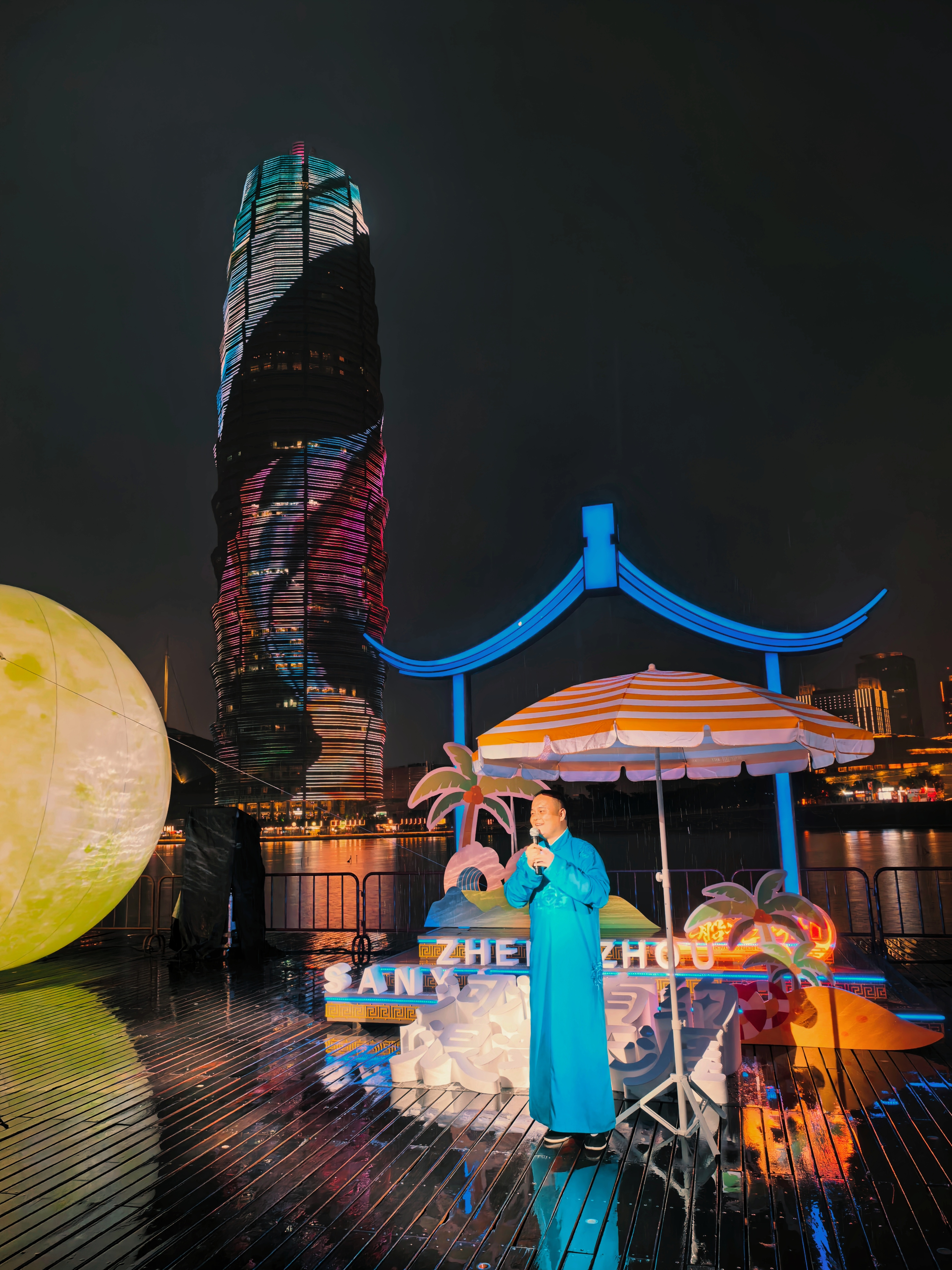苏轼现身郑州与游客同赏天涯月9月27日，“河海有约 浪漫天涯”三亚旅游路演在如意