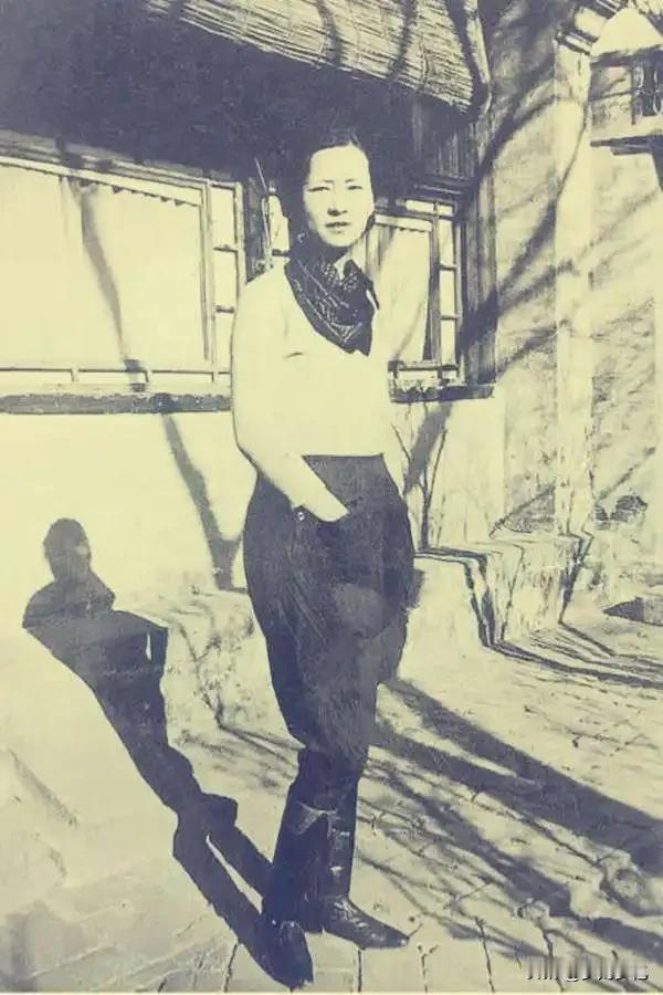 1935年林徽因家中旧照炸屏！穿得比现代女星还潮？背后实战经历才真牛！
 
19