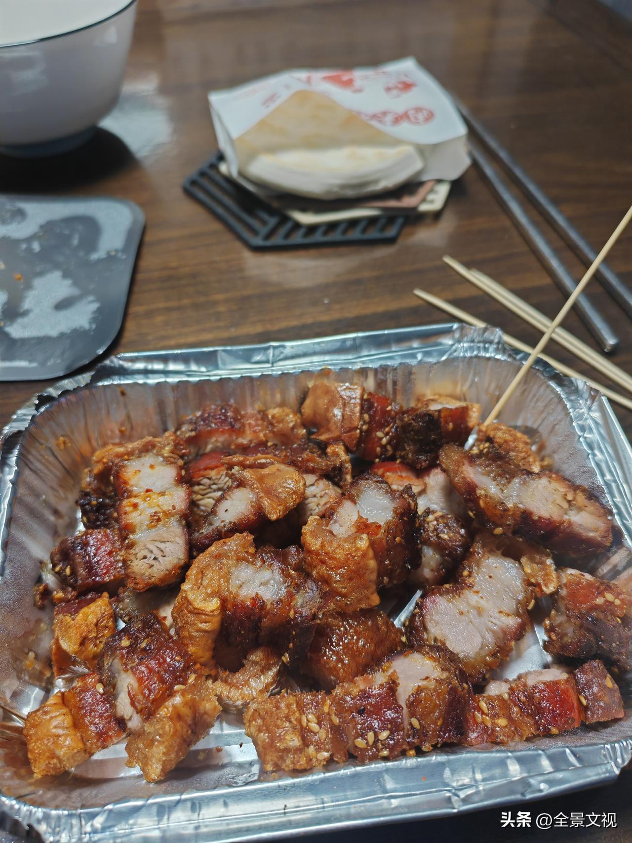 昨天晚上吃完晚饭陪老伴儿去附近社区卫生服务中心，路过看到一家脆皮五花肉店走了进去