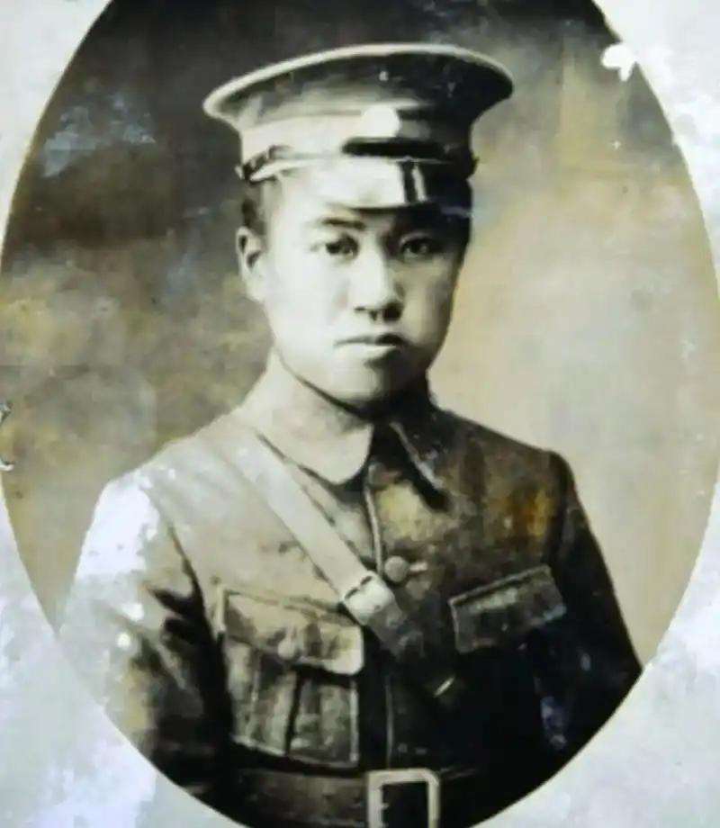 1950年，江西乐安县郊外，国军中将潘峰名被枪决。他曾浴血抗日，却至死不懂：自己