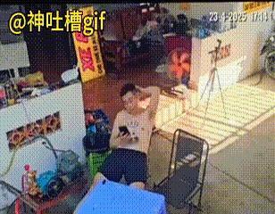 让丈夫切个西瓜，本来想着能省点事，结果一转头傻眼了。
他确实没偷懒，动作还挺麻利