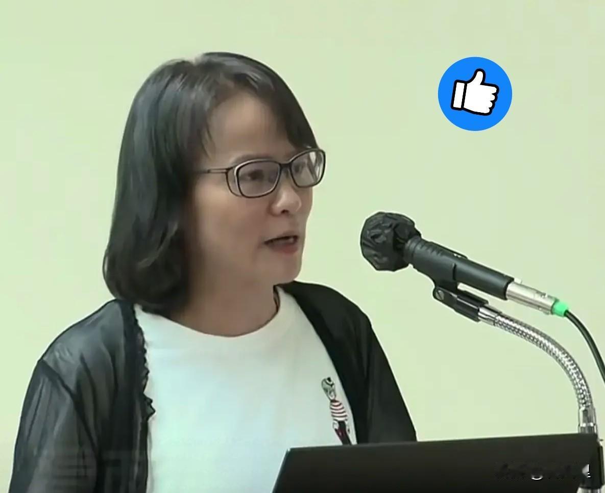 近日，一位名叫区桂芝的女教师因在社交媒体上发表言论而备受关注。她的发言对象是地区
