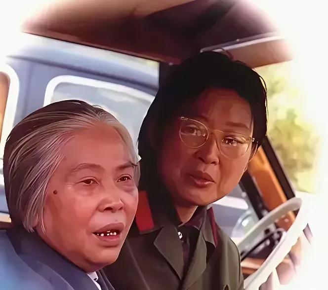 女儿李敏陪同妈妈贺子珍到毛主席纪念堂，当贺子珍看到毛主席的遗体时，眼泪控制不住地