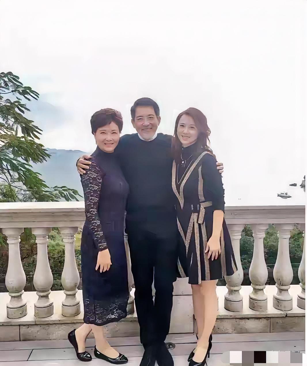 三个人之中，但凡你认识一个，说明你已经老了，我估计，你最少也是老爷爷、老奶奶了。