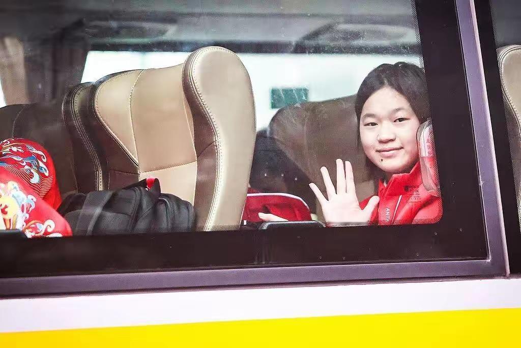 全红婵赢了，全运会的首金被全红婵拿捏了。

11月2日这天，对于全红婵来说是个挑