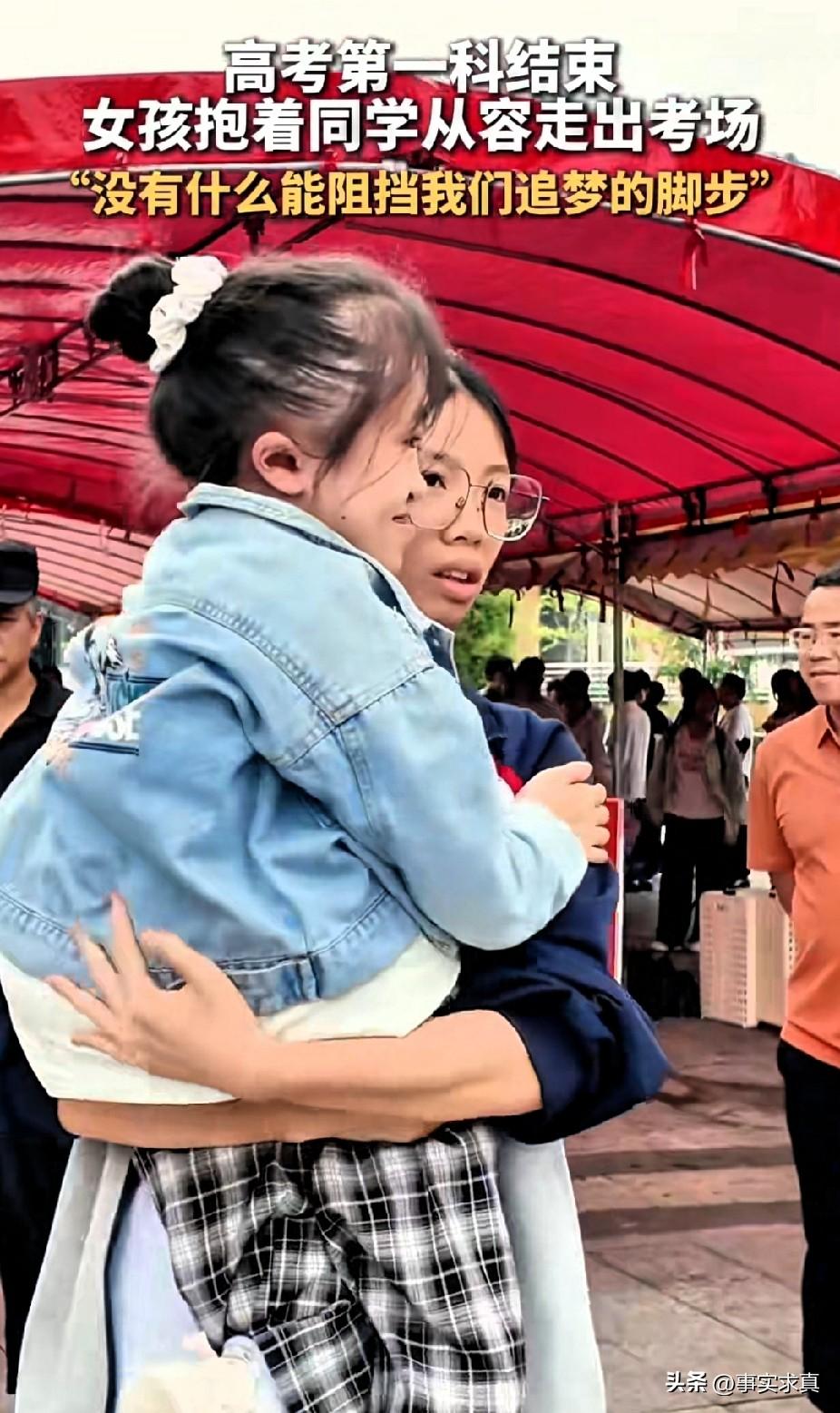 品学兼优用在她身上再好不过了，


这就是教育的的意义，刻在骨子里的教养和善良在