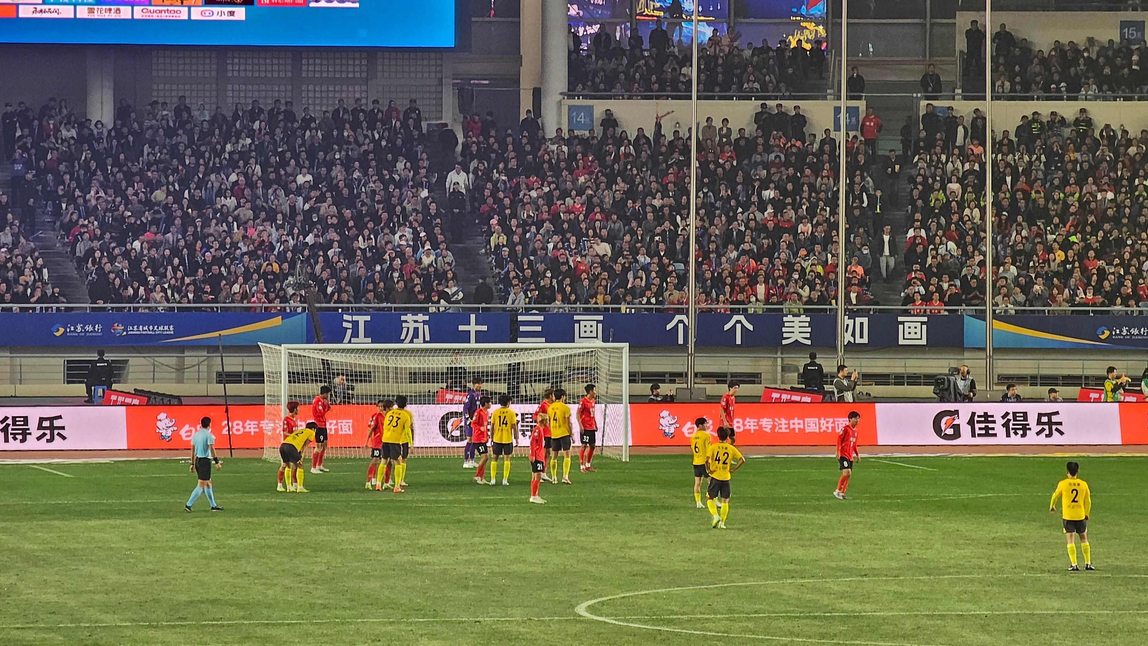 谁还在说江苏“散装”？苏超决赛直接上演“十三太保大团圆”，入场仪式满屏都是团结感