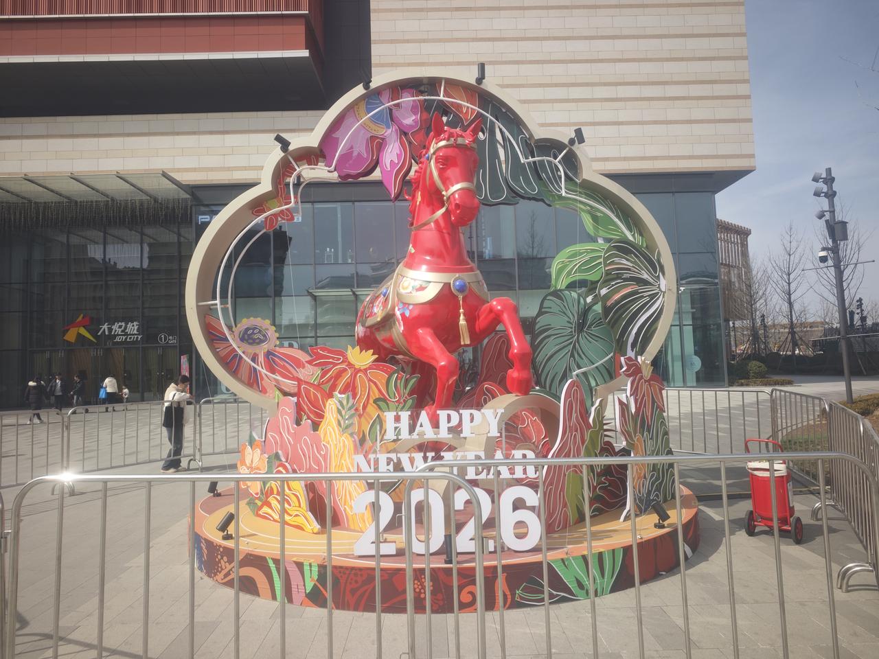 要是疫情期间，这雕塑一定令人害怕——红码（马）！