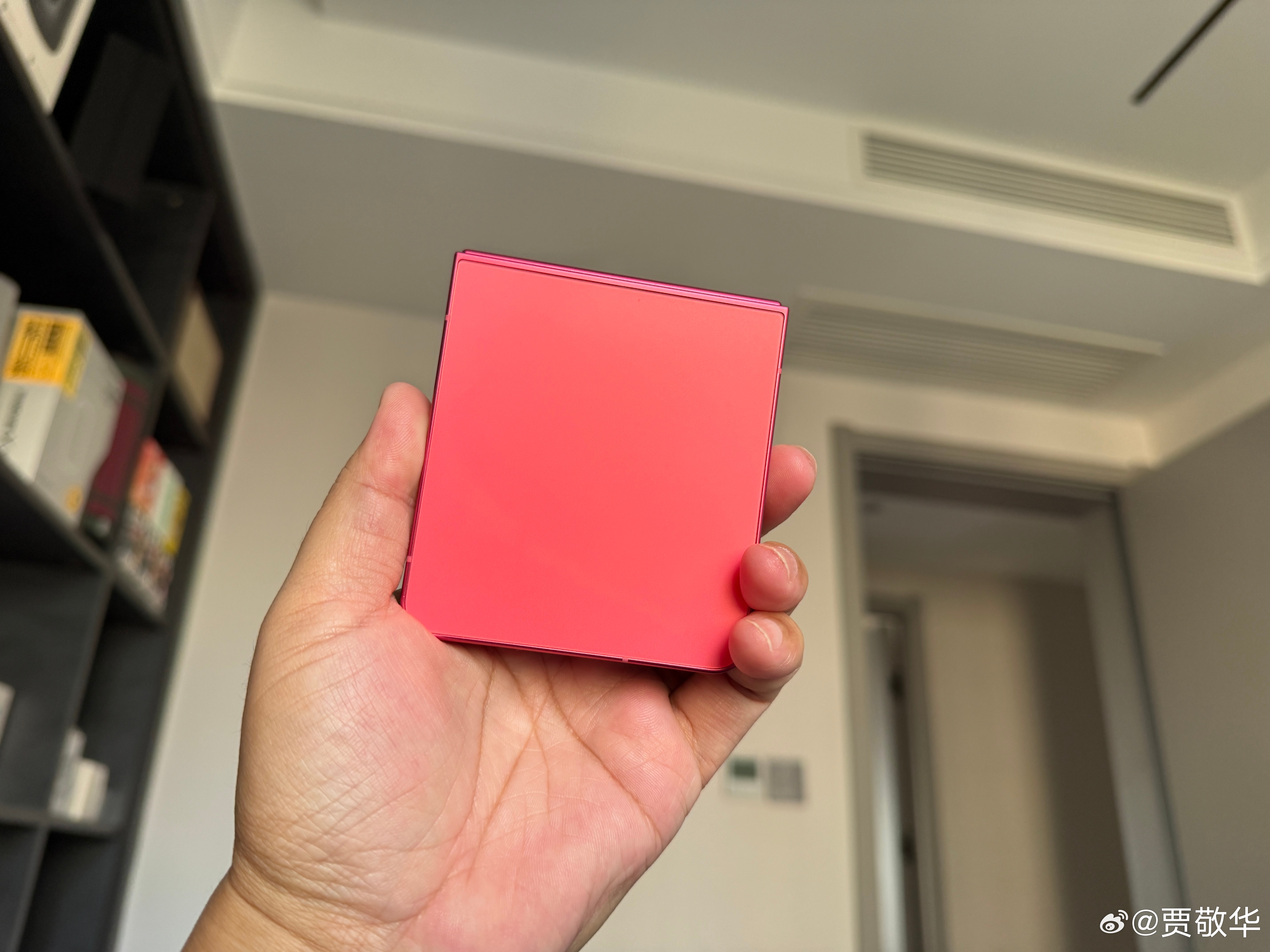 不知道谁又在内涵我，寄了一台这么骚气的折叠屏手机，这摆明了不想让我用啊。 