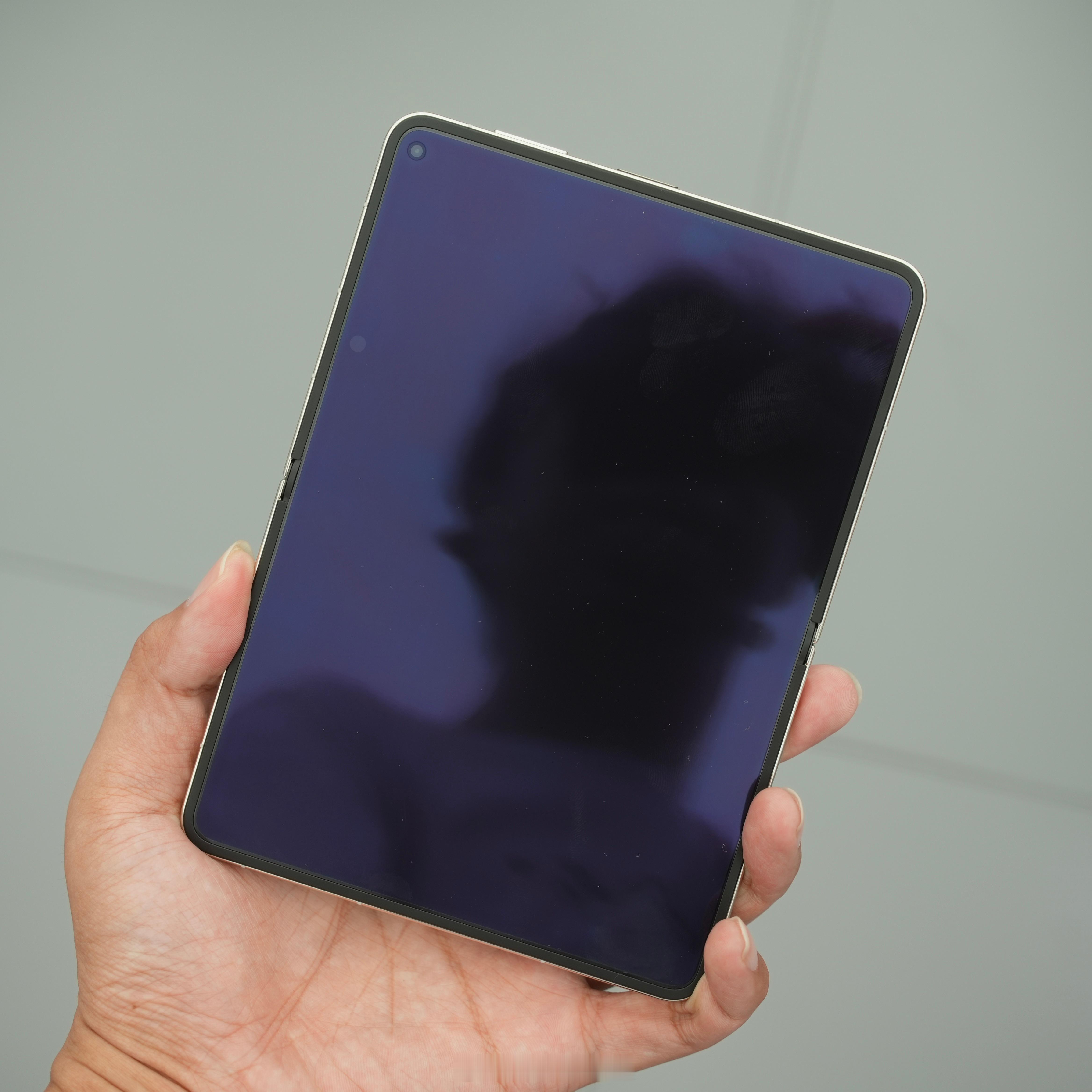 华为Pura X Max这个折痕控制非常不错，是华为迄今为止最平整的折叠屏，正面