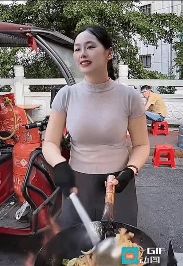 不戴口罩，不尥后腿，一看就是个实诚人。
有知道女子的小摊在哪里吗？想吃炒面粉了…