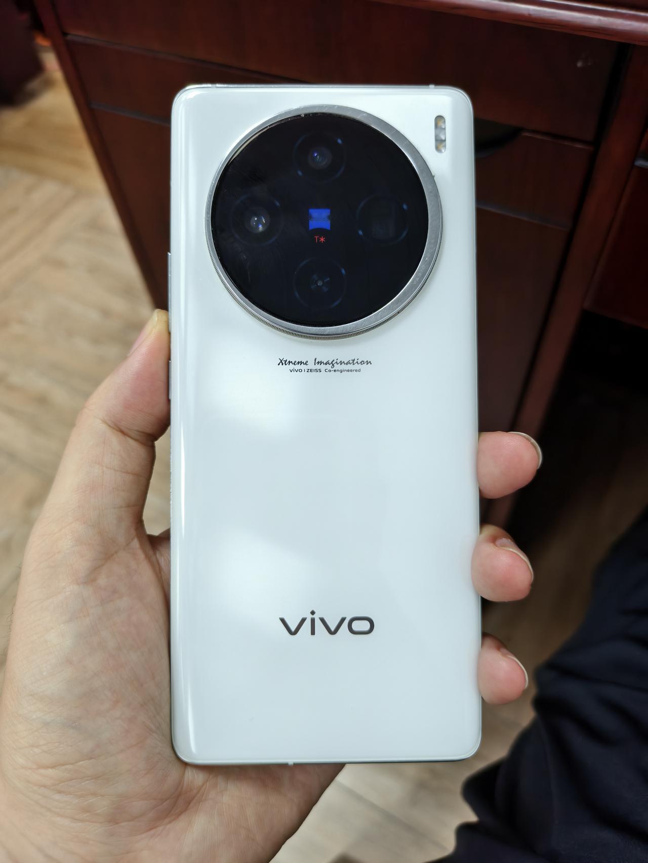 旗舰机是买标准版还是pro版？以前买过x100标准版，当时觉得标准版手感好，价格