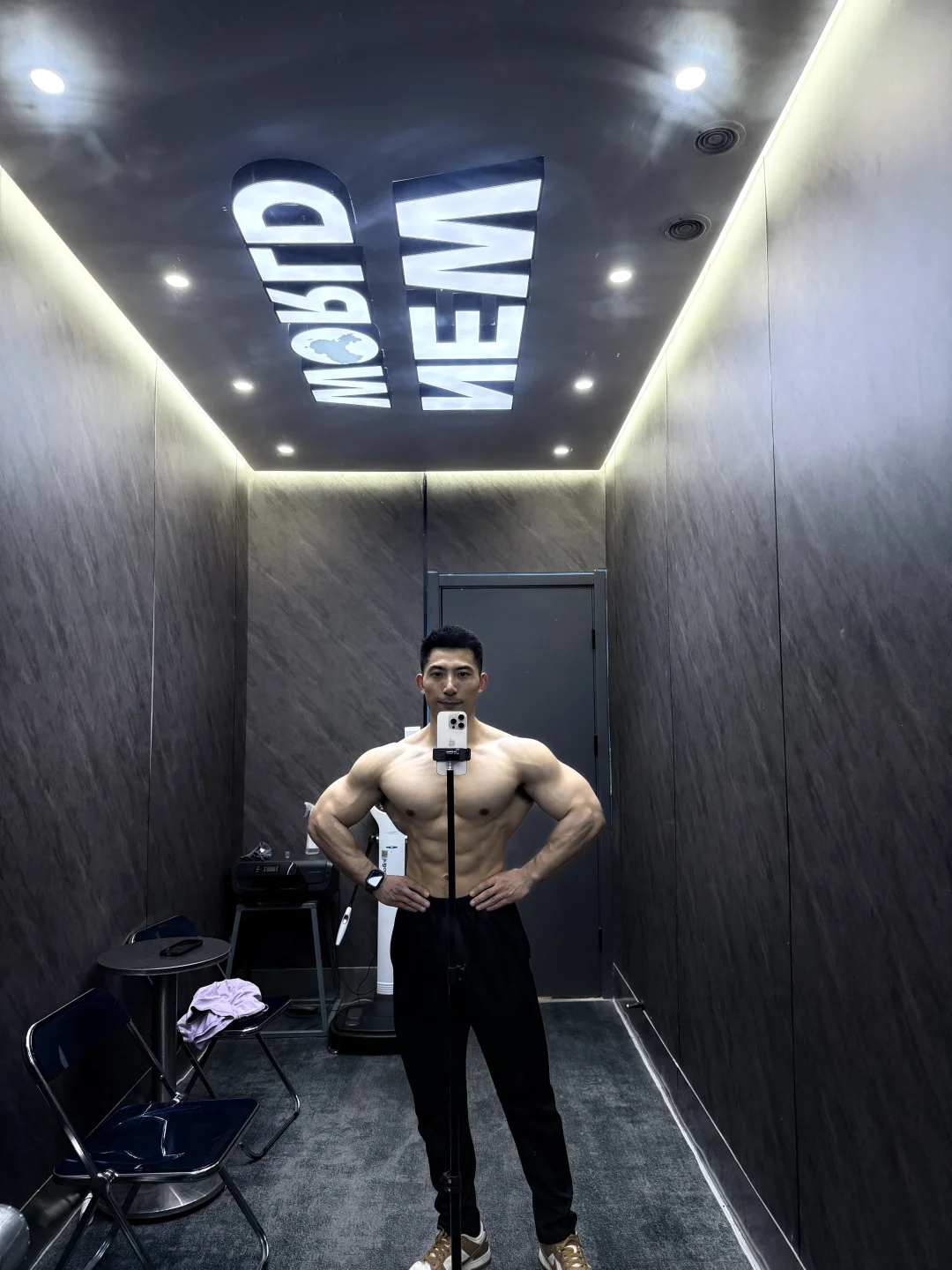 身材到位，衣服只是点缀；坚持健身，自带光芒。