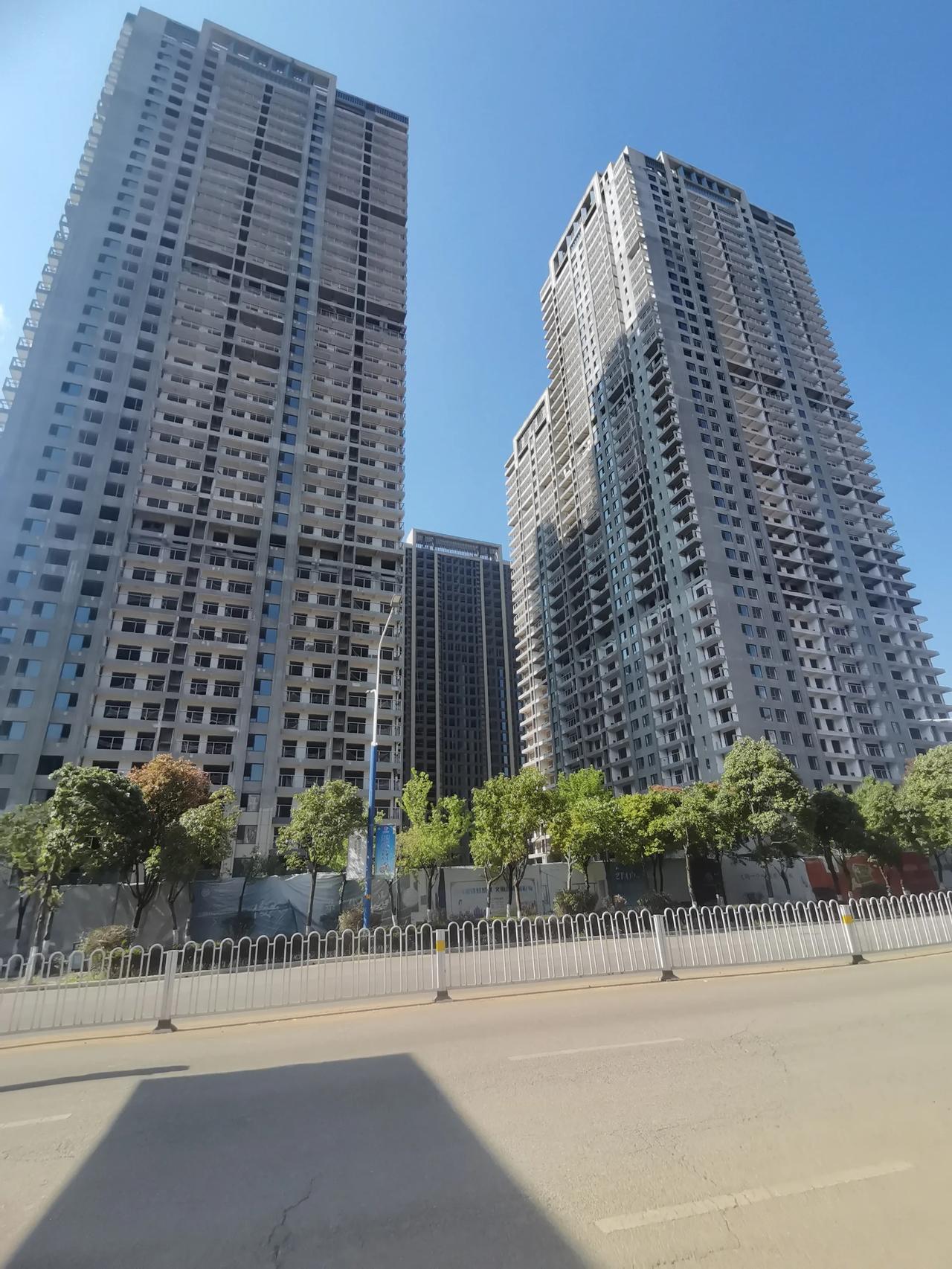 俊发城的这几幢楼在两年前的时候还复工一下装外墙，现在去看了下后面直接摆烂了。去年