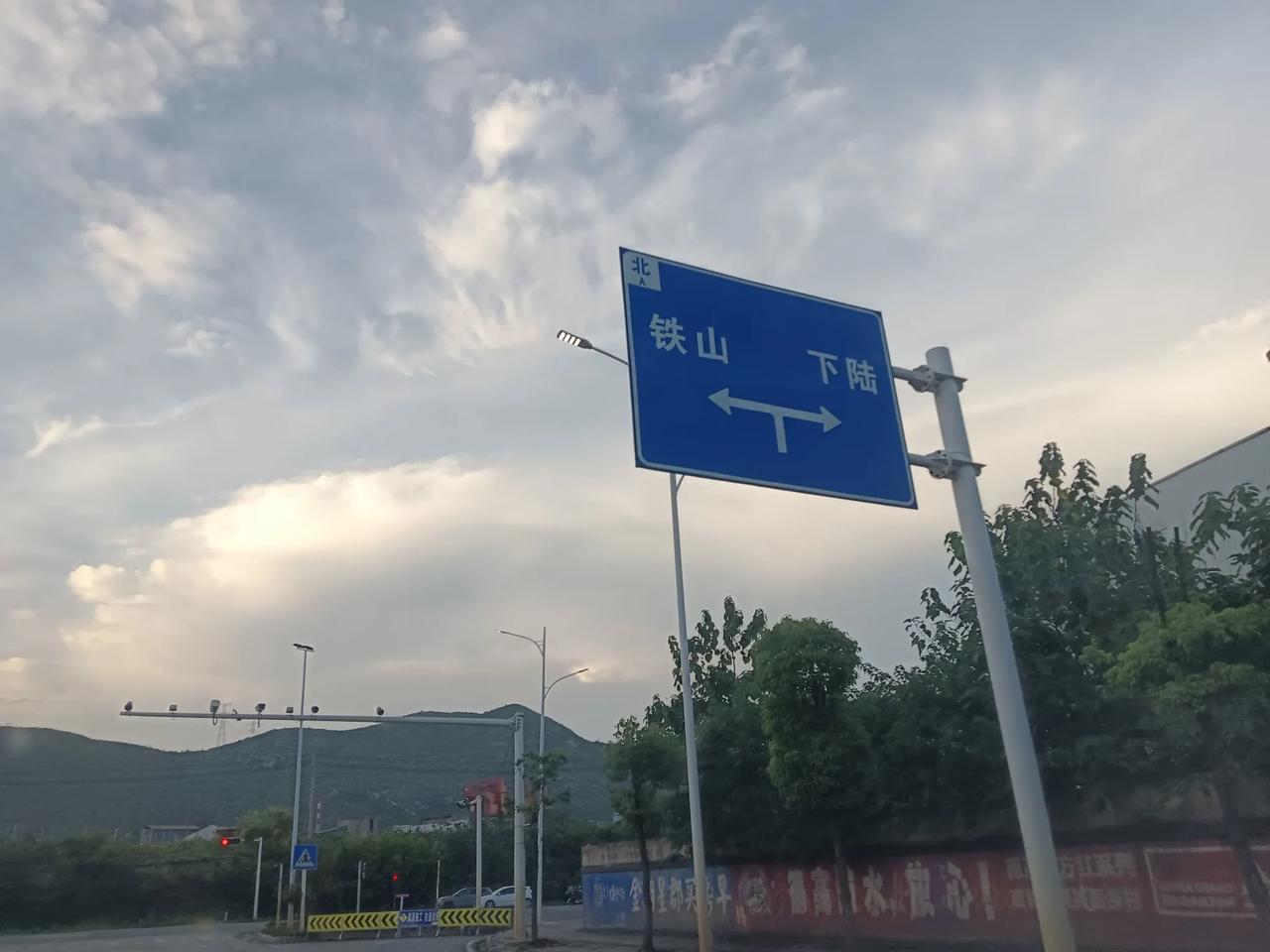 黄石市铁山区大家来过吗？感觉人好少。每次开车从这里经过路上的商铺好多都关门，听说