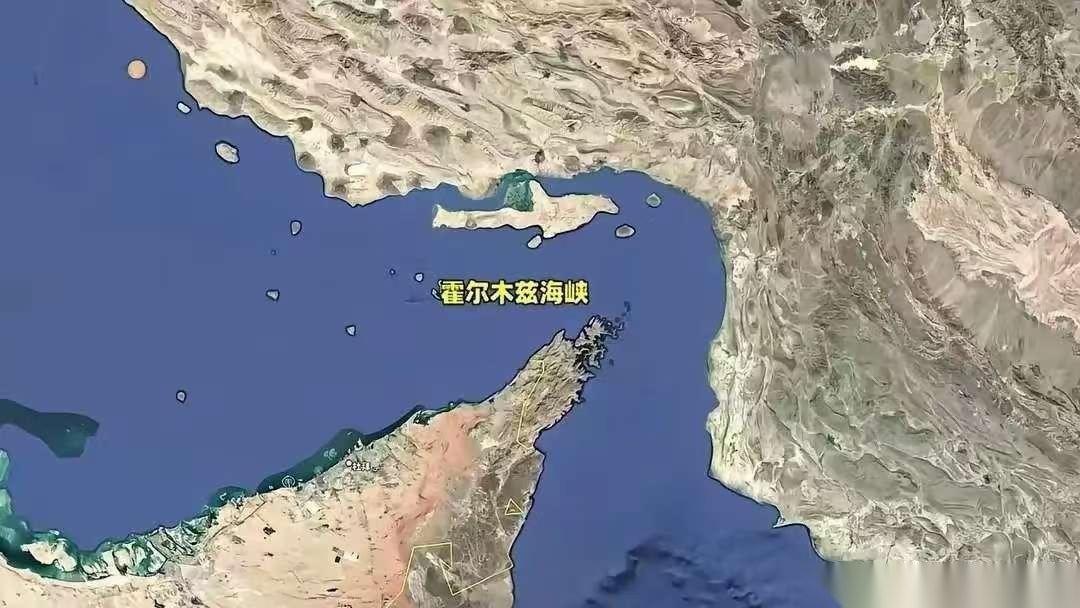 特朗普着急了，然后急火攻心，现在疯狂了。他居然下令让美国军舰封锁霍尔木兹海峡！伊