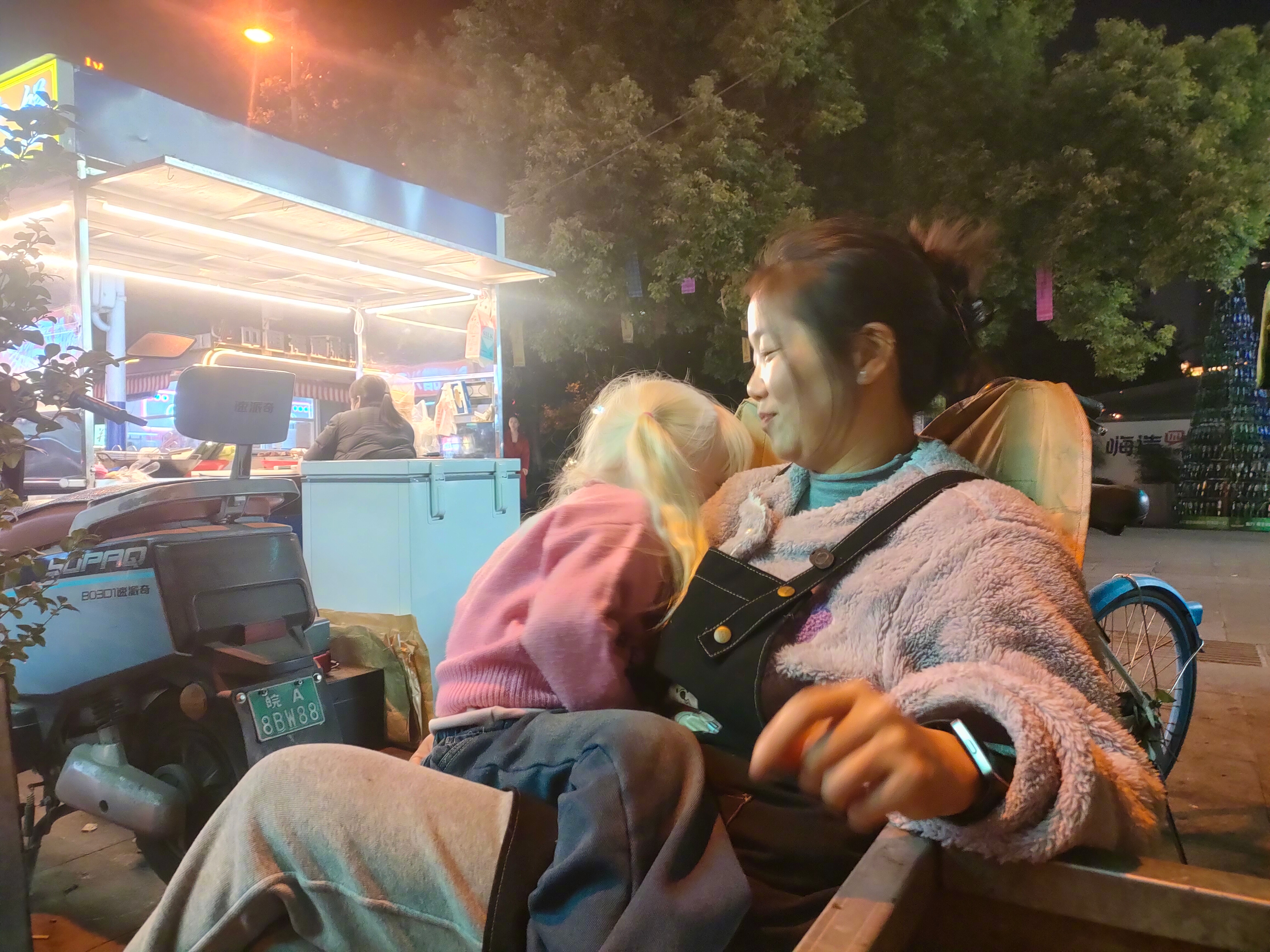 #白化病女孩妈妈摆摊求生记#【#单亲妈妈回应带白化病女儿摆摊#：希望能带女儿走得