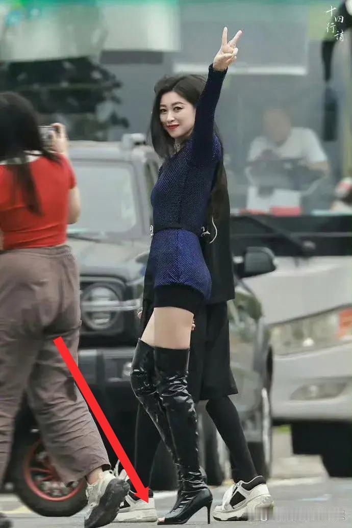 天呐！还有露脚趾的靴子，这也太新奇了吧是不是贼透气 ​​​