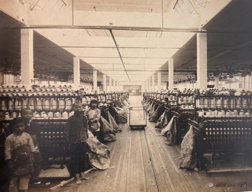 民国时期，上海日华纱厂的童工们承受着极其残酷的劳动剥削，他们年龄通常在9-12岁