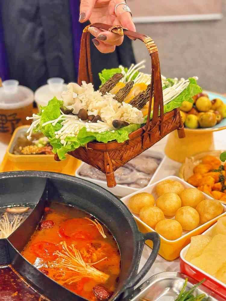 月过山丘重庆茶火锅·串串·夜宵。