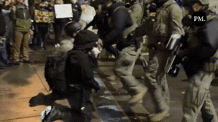 美国国土安全部28日在社交媒体上发文称，大约1000人“包围”了位于洛杉矶的一联