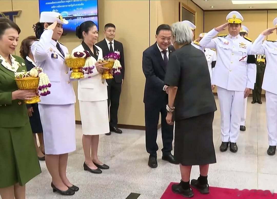 泰国王室 🇹🇭🇨🇳4月11日，下午16:30诗琳通公主到达北京首都国际机