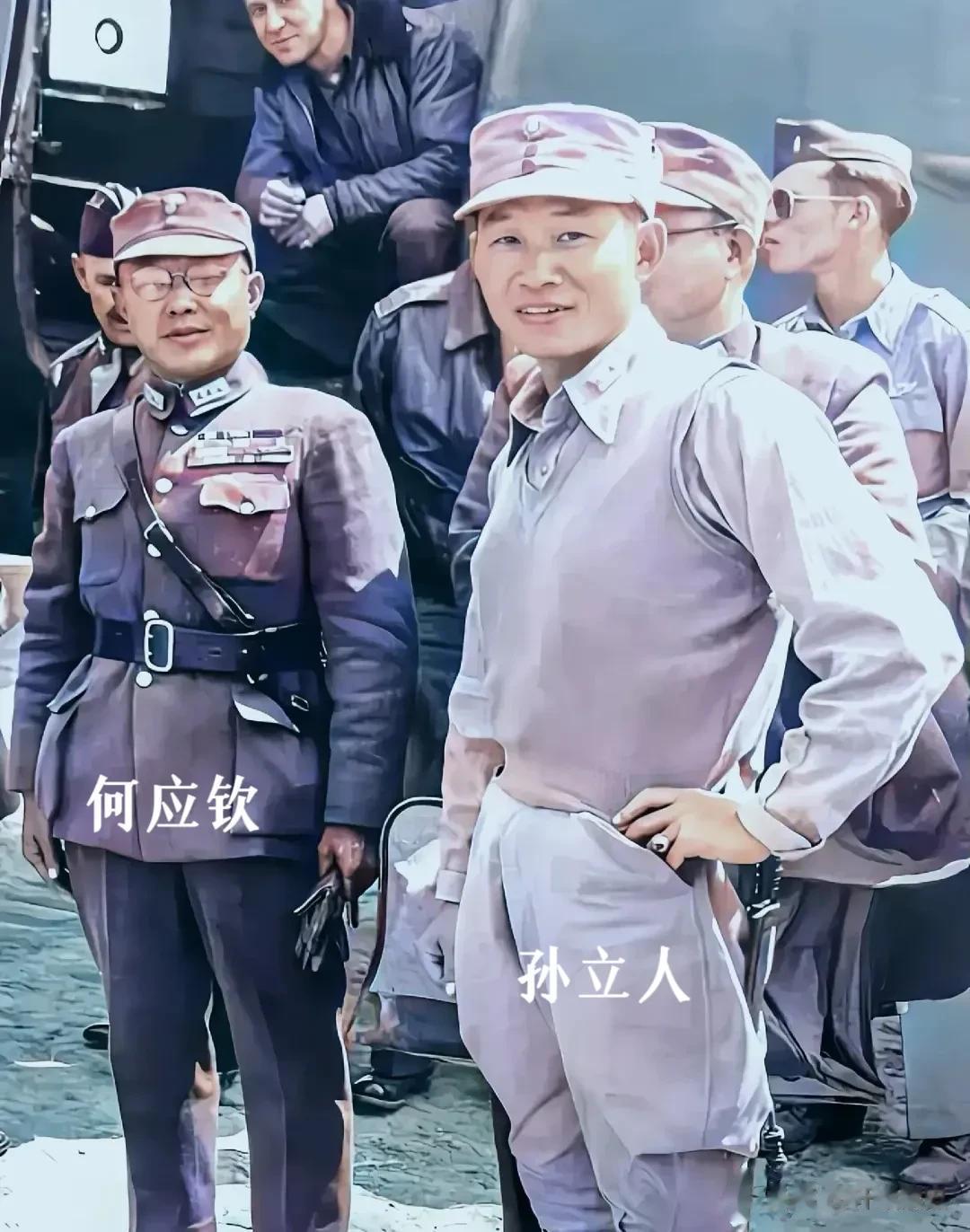 1945年2月，时任新1军中将军长、抗日名将孙立人在缅甸机场，与前来视察并出席滇