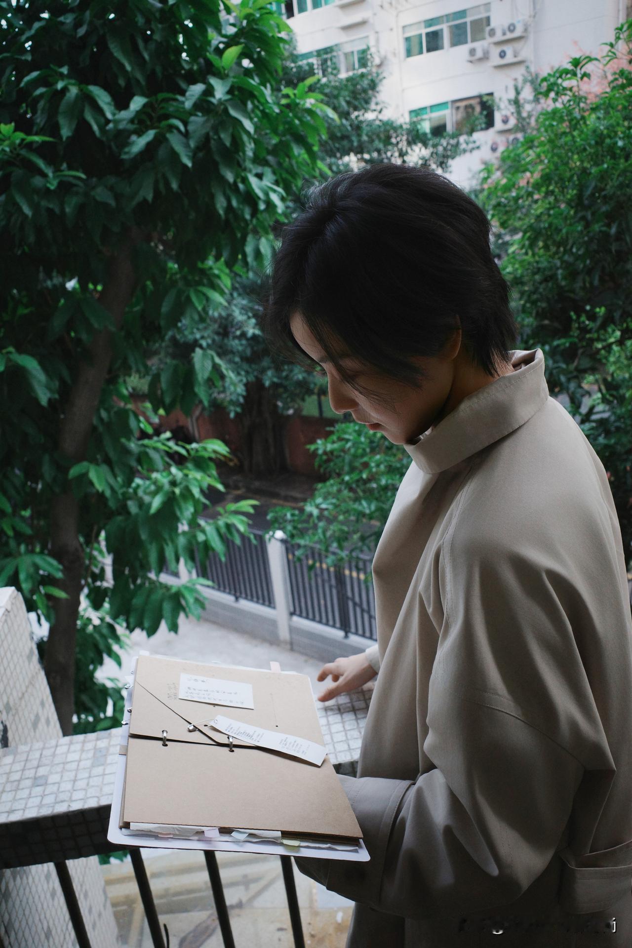 倪妮松弛感穿搭封神！普通人直接抄作业
 
倪妮这套私服太会穿了！浅卡其色宽松风衣