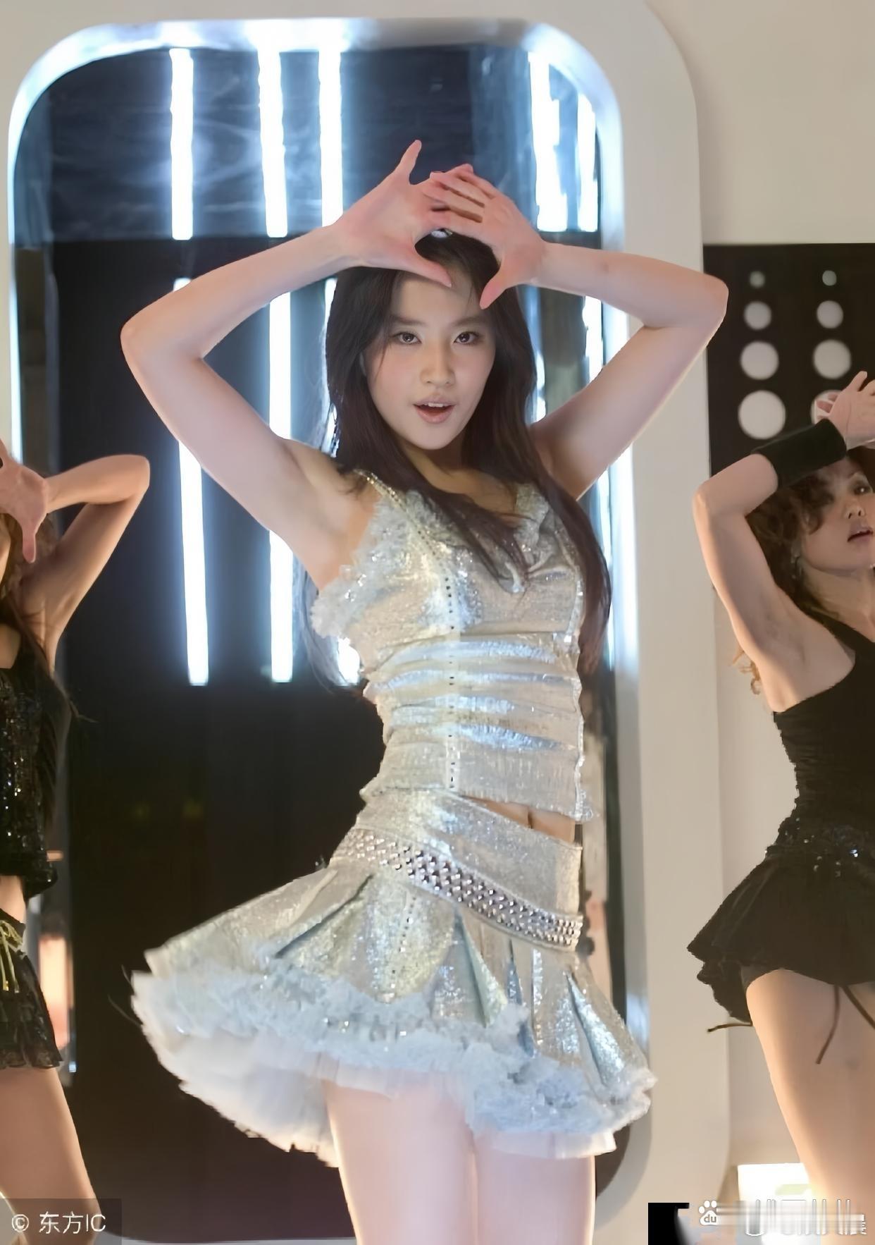 刘亦菲这组图到底是啥时候的啊？每一帧都美到极致，直接美翻了！ 