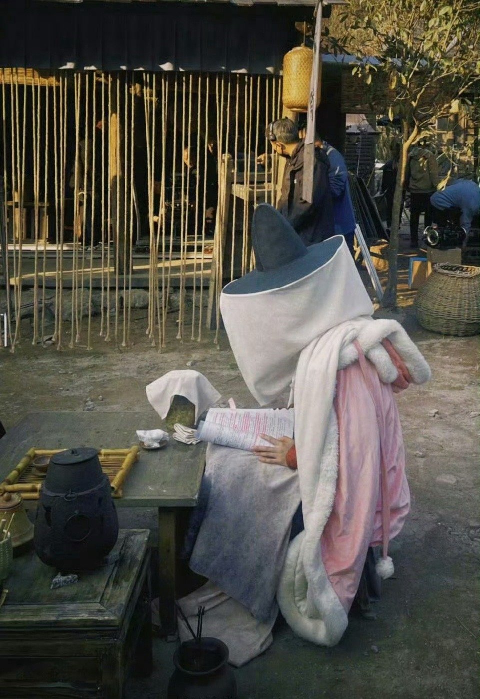 杨紫 家业路透 杨紫《家业》路透照，神秘造型真迷人。即使画面模糊，也能感受到她的