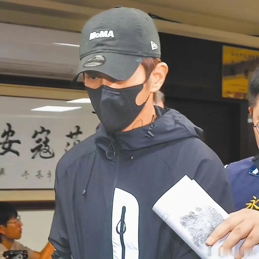 【 】据中时新闻网等台媒11月14日报道，台湾新北检警侦办艺人“闪兵”（逃避兵役