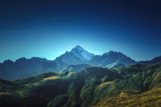 山河水陆天地中，有山有水景不空。无论高耸千万米？珠穆朗玛也服人！