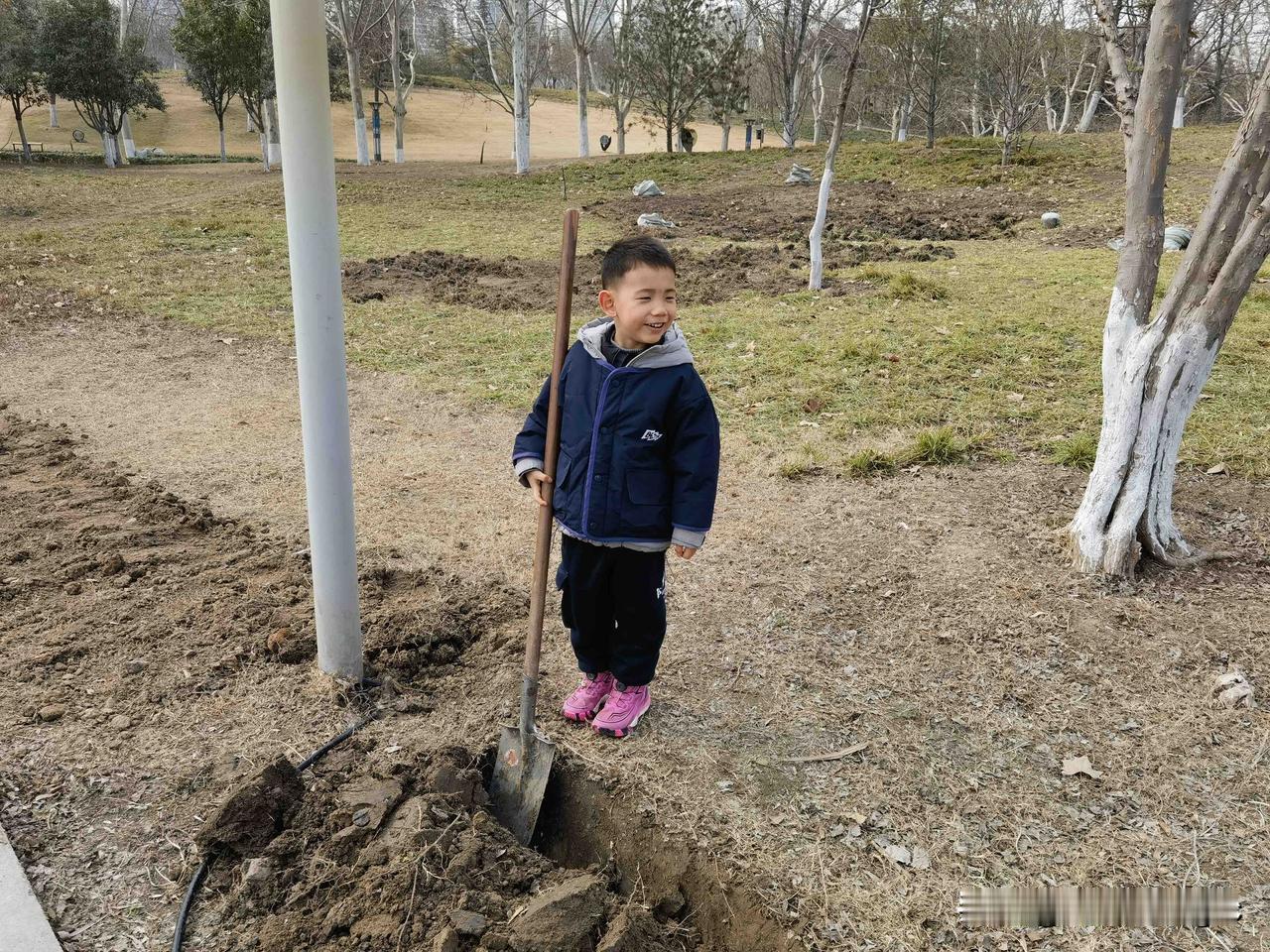 秤砣虽小压千斤，
辣椒虽小痛人心，
米粒虽小能温饱，
爱心虽小震乾坤！

今天是