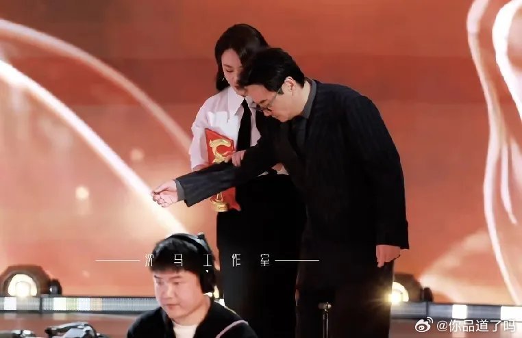 沈腾与马丽这对CP能保鲜多年，沈腾的偏爱是藏不住的关键。没有马丽在的场合，他多半