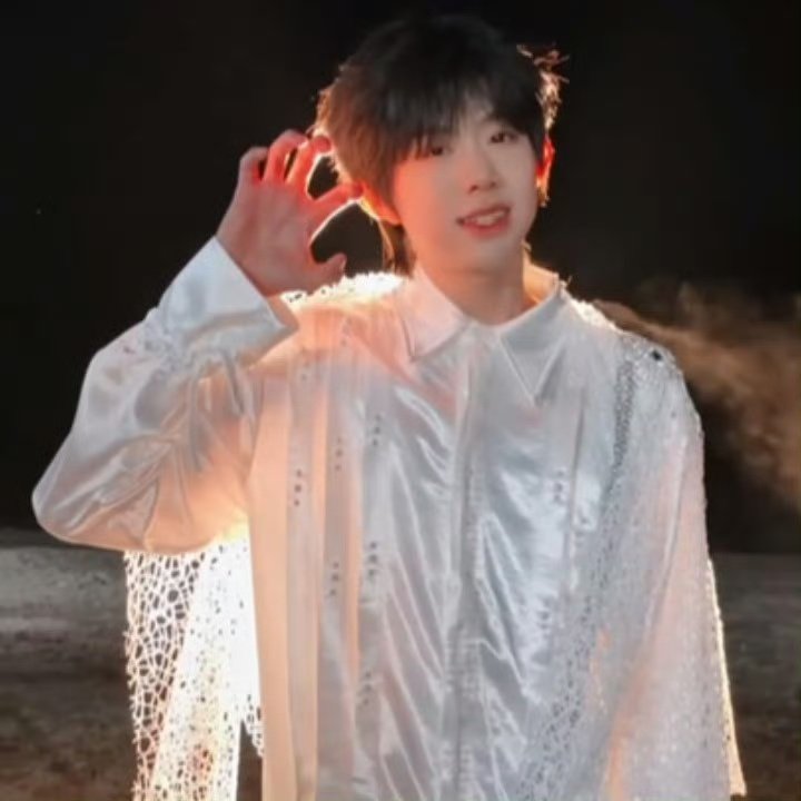 陈奕恒新年音乐会造型陈奕恒新年音乐会妆造 陈奕恒新年音乐会妆造🈶 