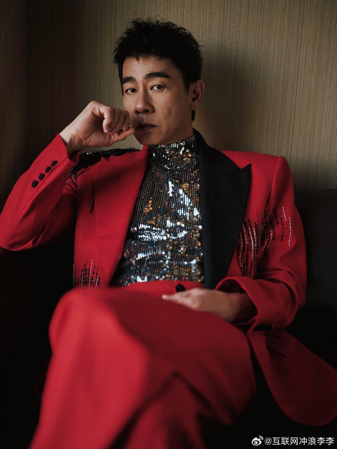 陈小春红衣黑马再登春晚陈小春第二次上春晚也太帅了！红衣黑马造型超亮眼，2026年