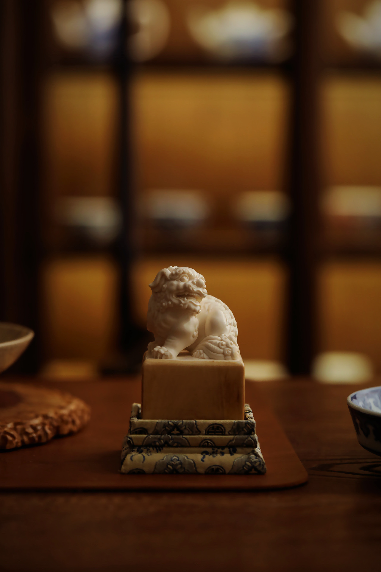 猛犸牙 | 狮钮印章瑞狮踞于印首，方阔憨然，蓦然回首——鬃毛雕琢如风拂细浪，丝缕